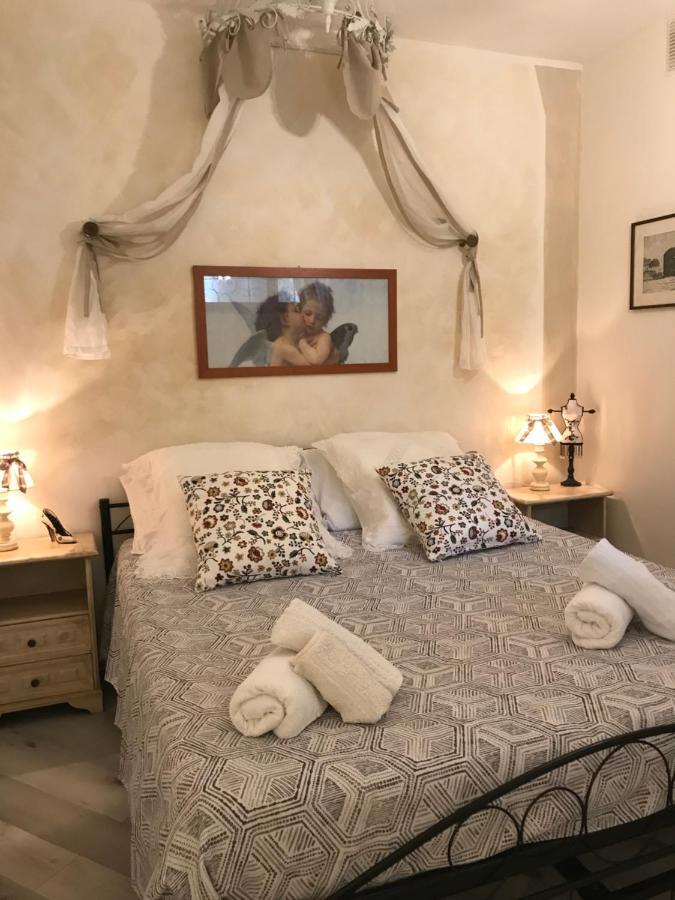 Un Ospite A Fontania Bed & Breakfast Gaeta Bagian luar foto